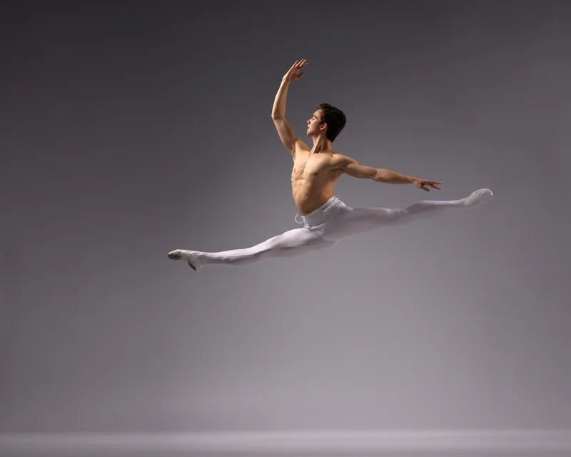 Karl Pil in a dynamic stage jump