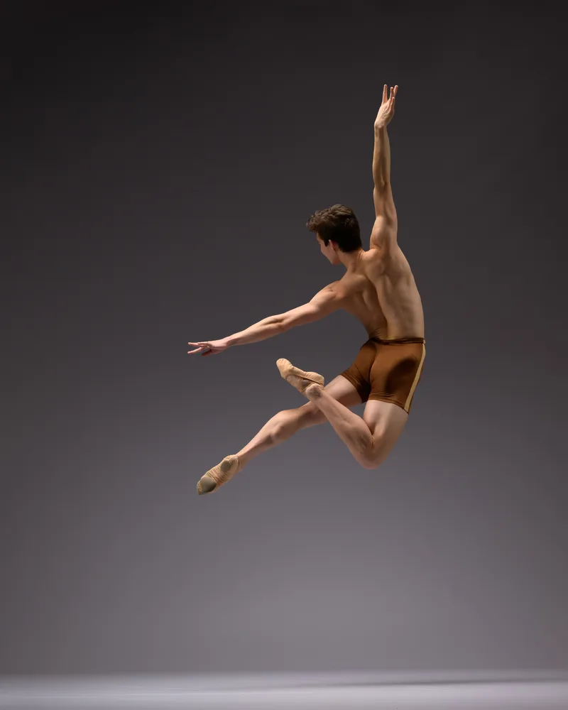 Karl Pil in a vertical ballet pose